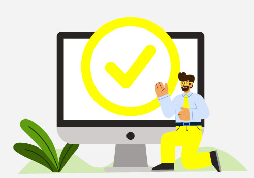 Illustration zum Thema "Projektwebseite". Es zeigt einen großen Computerbildschirm, mit einem großen gelben Häkchen darauf in einem Kreis. Davor kniet ein Mann, der den Bildschirm präsentiert.